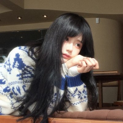 一位站立的人